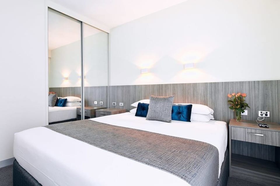 Deluxe Suite | Desk, iron/ironing board, free WiFi, bed sheets