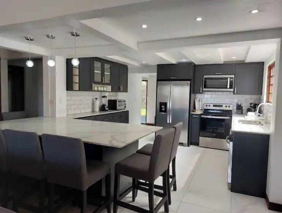 Modern cabinetry and smart design define this kitchen, fully equipped.