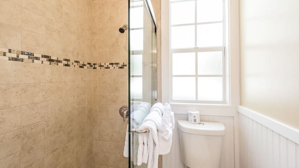 Deluxe Room, 1 King Bed | Bathroom shower