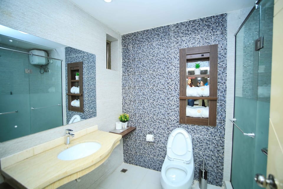 Combined shower/tub, free toiletries, towels, soap
