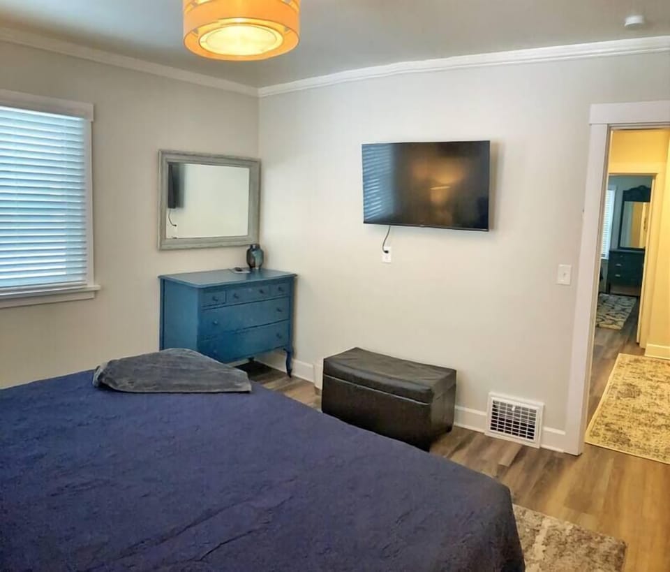 40" Smart TV in all king bedrooms