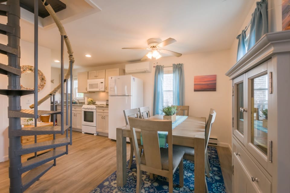 Dining area with seating for 6