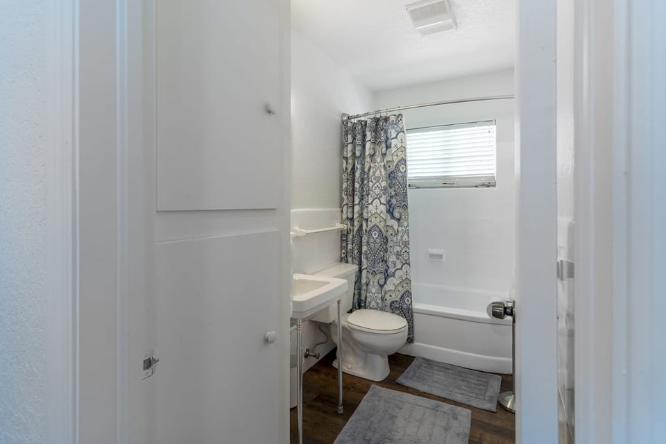 Main Bathroom 