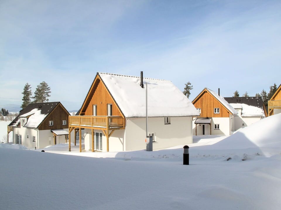Sky, Cloud, Building, Snow, Window, House, Slope, Tree, Cottage, Residential Area
