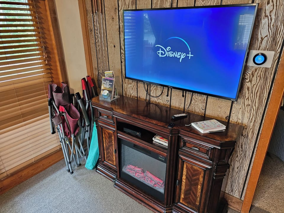 Cabin 2 - Living Room