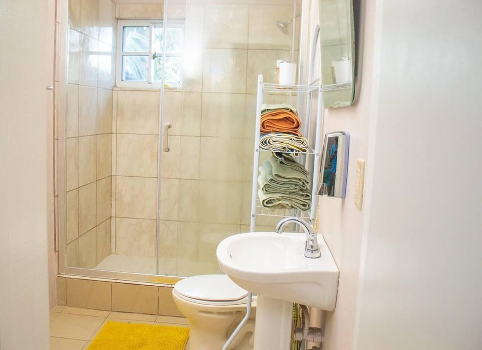 Lovely 2-bedroom Apt, Sleeps 3, Warm & Cosy Apartment in Saint Mary, Antigua and Barbuda