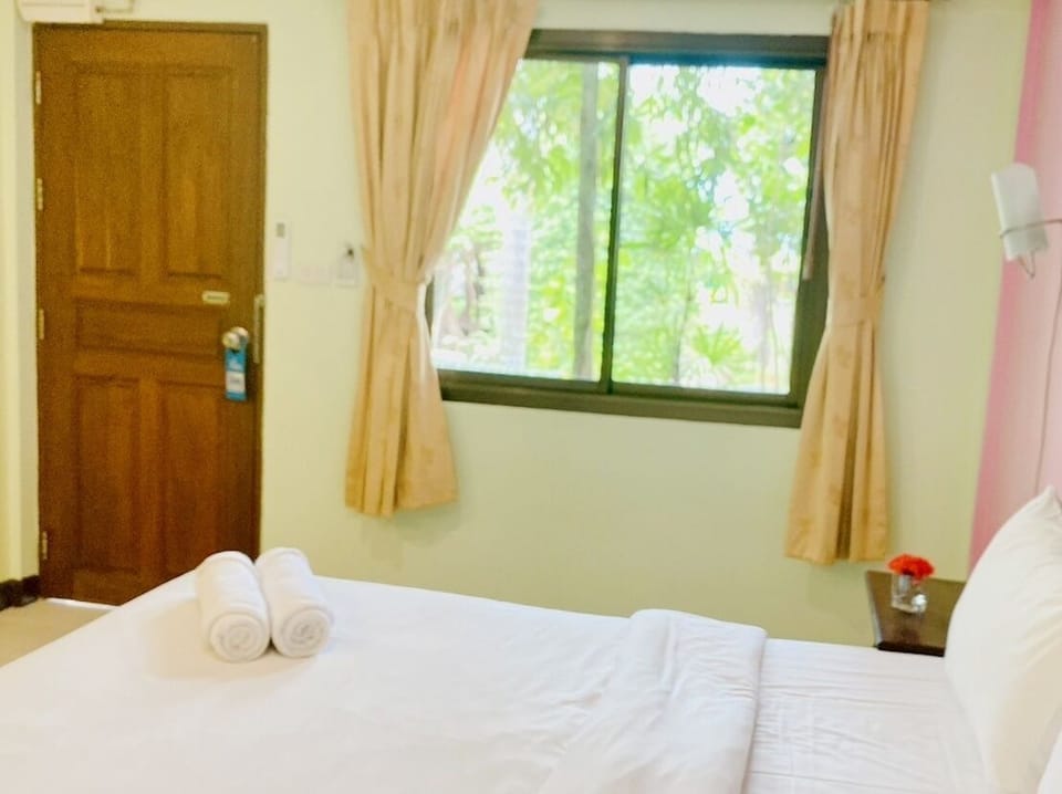 Economy Double Room | Desk, WiFi (free), bed sheets