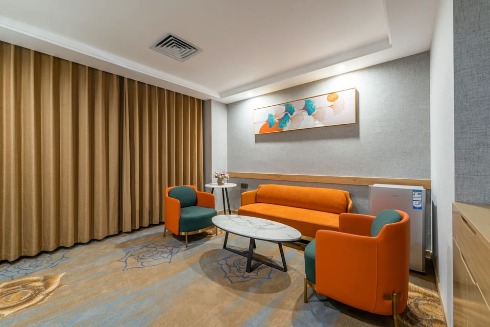 Deluxe Studio Suite | Egyptian cotton sheets, down comforters, desk, laptop workspace