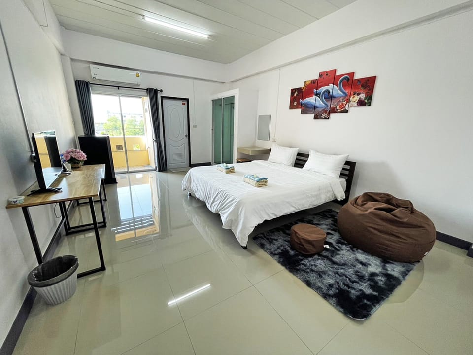 Deluxe Room, 1 King Bed, Accessible, Garden View | Individually decorated, desk, laptop workspace, free WiFi