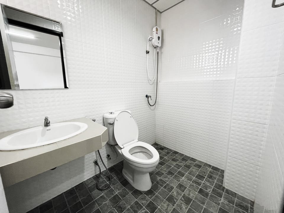 Deluxe Room, 1 King Bed, Accessible, Garden View | Bathroom