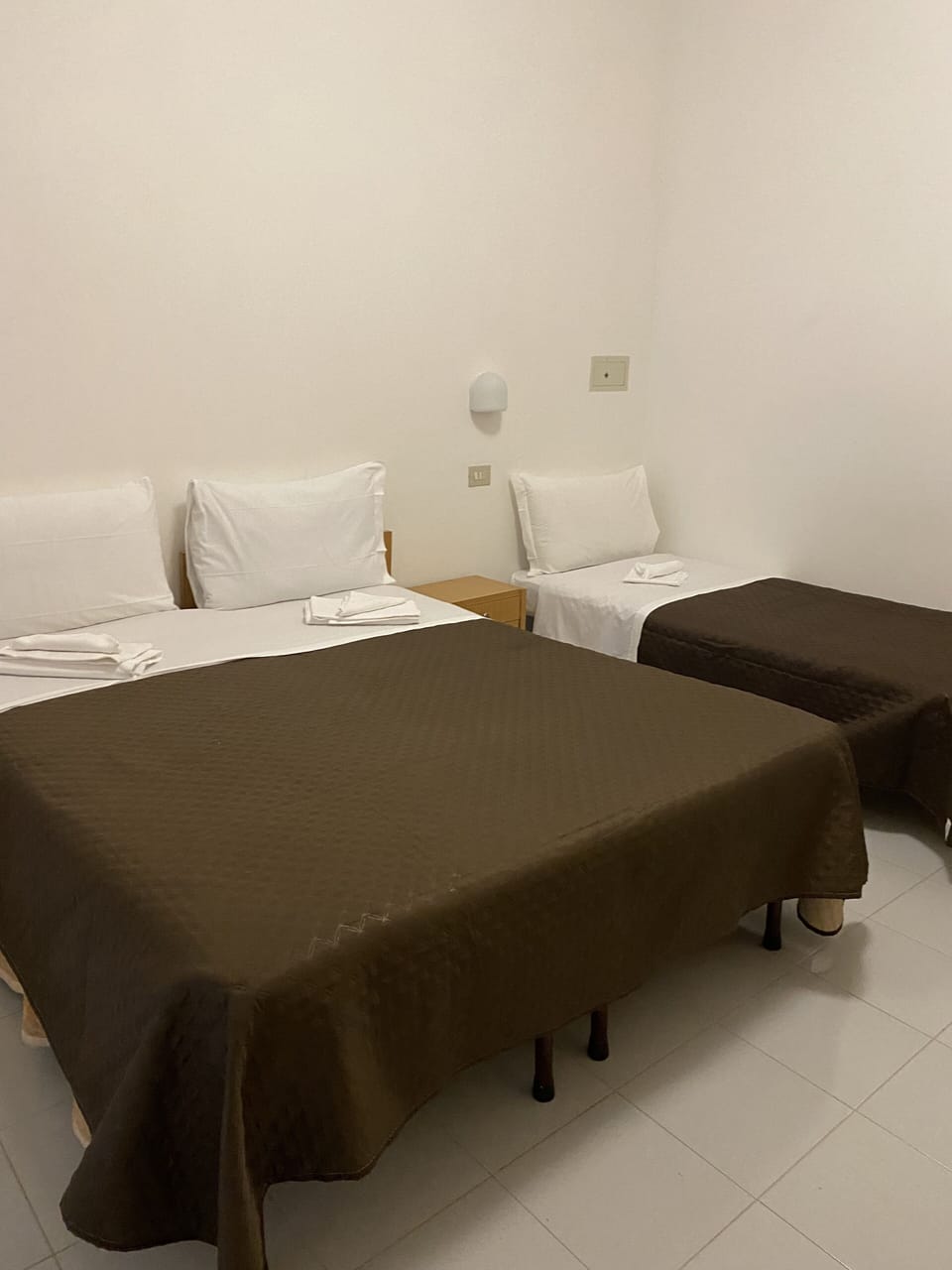 Basic Triple Room | Minibar, in-room safe, desk, free WiFi