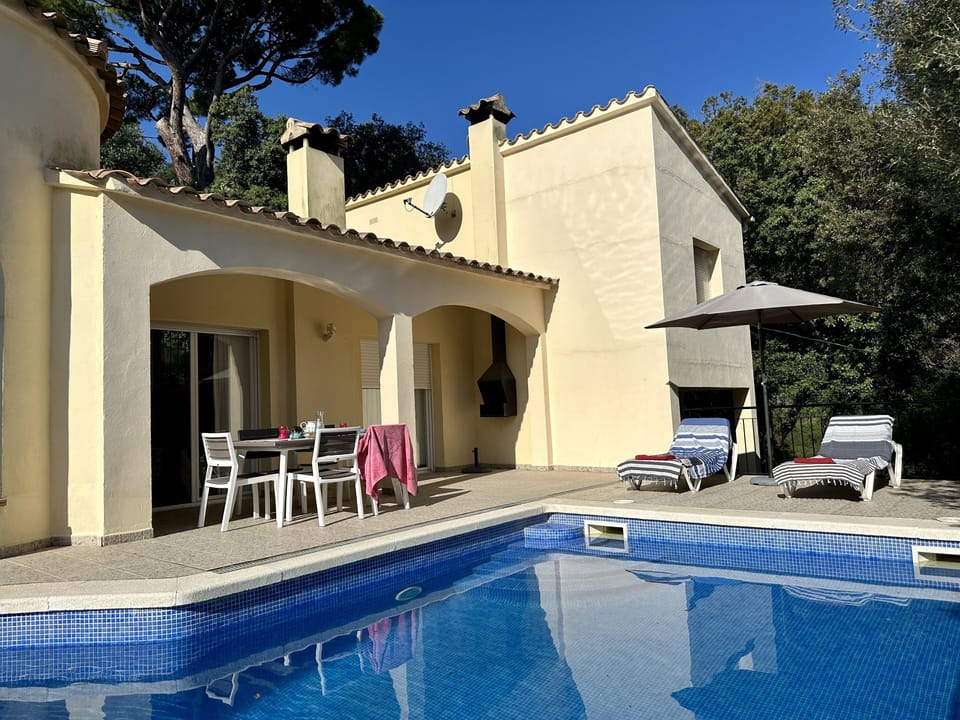 Villa with pool for 9 people