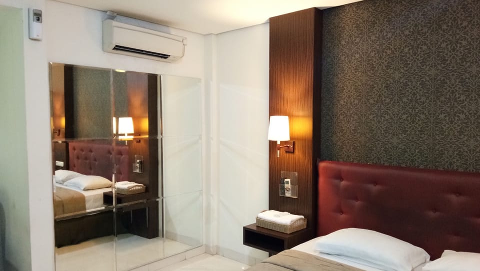 Suite | Desk, free WiFi, bed sheets