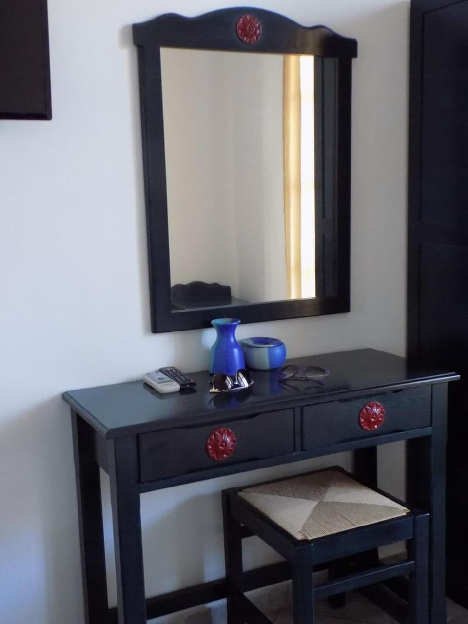 Economy Studio, 2 Twin Beds | Free WiFi, bed sheets