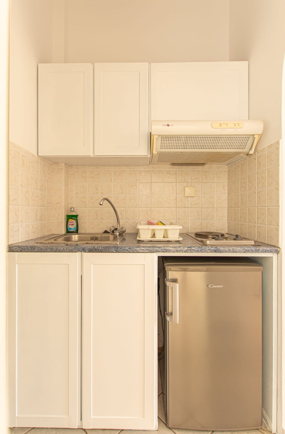 Economy Triple Room | Private kitchen | Stovetop, cookware/dishes/utensils, cleaning supplies