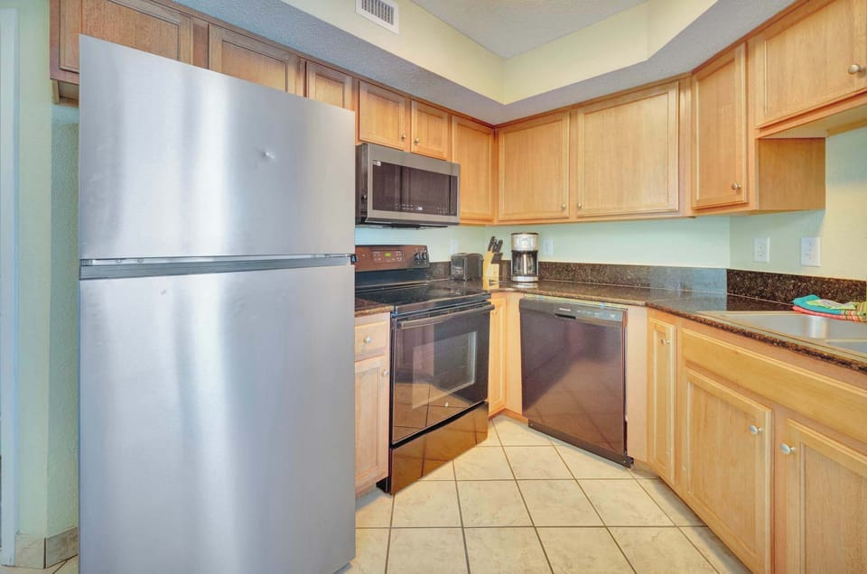 Spacious Kitchen w/ Essentials 🍳
