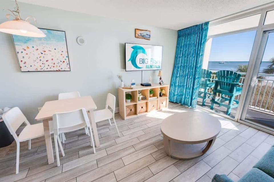 Living Room with Stunning Views☀️