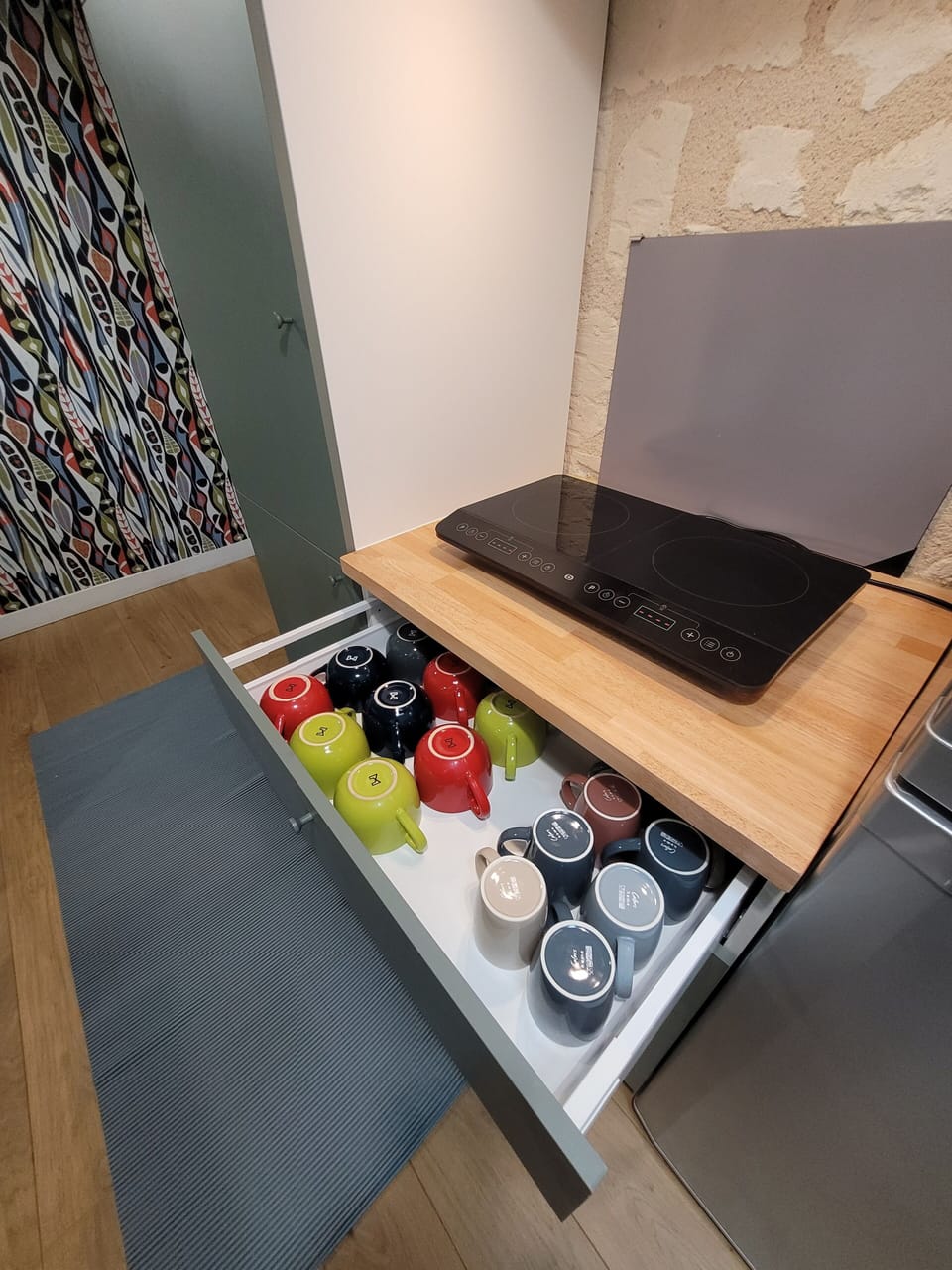 Family Apartment | Private kitchen | Shared fridge, microwave, oven, stovetop