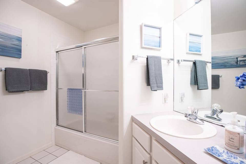 Main Bathroom with Tub and Shower