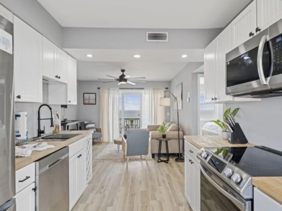 Condo, 1 Bedroom | Private kitchen | Fridge, oven, coffee/tea maker, toaster