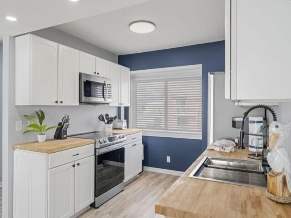 Condo, 1 Bedroom | Private kitchen | Fridge, oven, coffee/tea maker, toaster