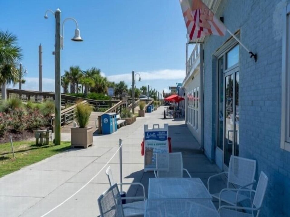 Condo, 2 Bedrooms | Property grounds
