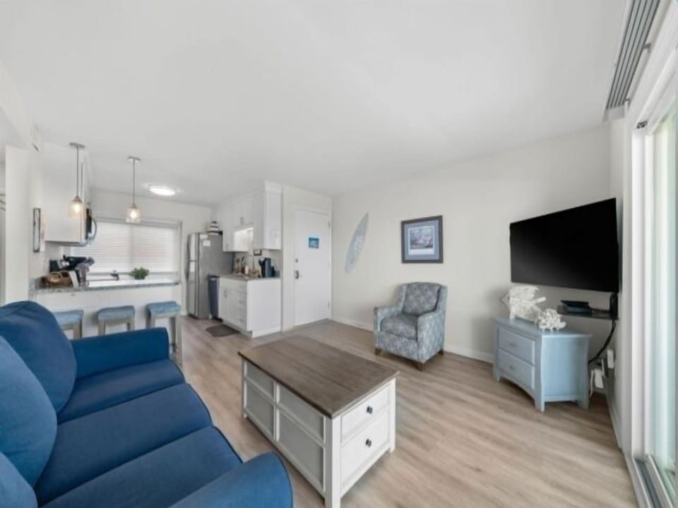 Condo, 1 Bedroom | Living area