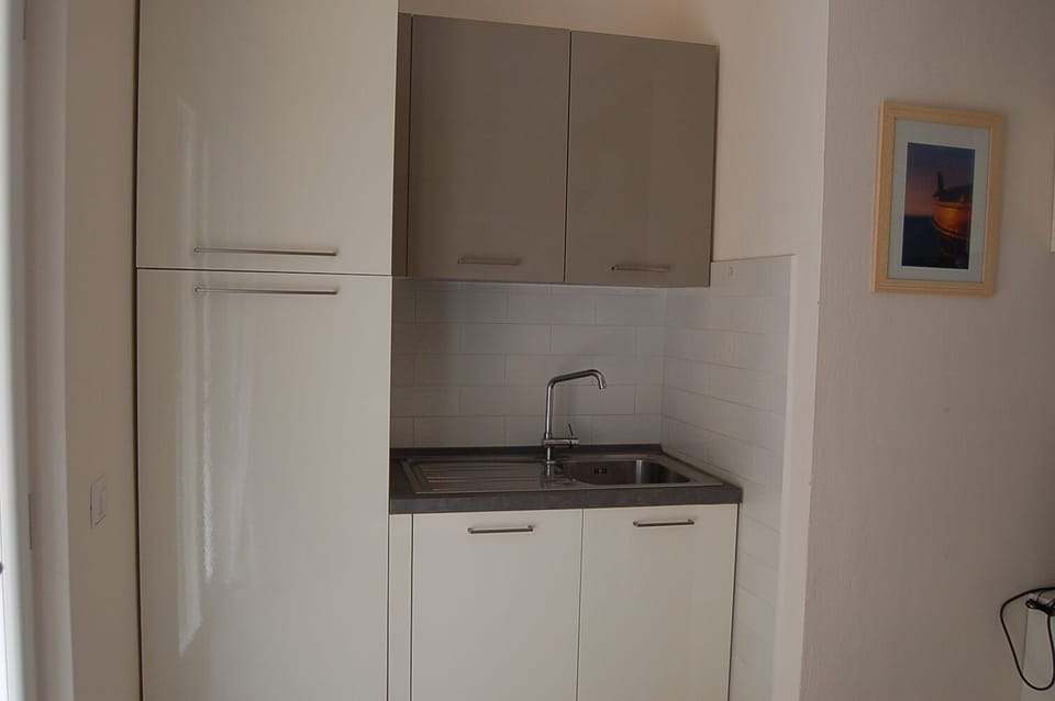 Angolo con colonna frigo e lavello