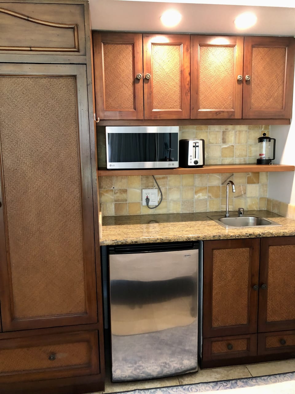 You'll find an induction cooktop and essentials for preparing your meals.