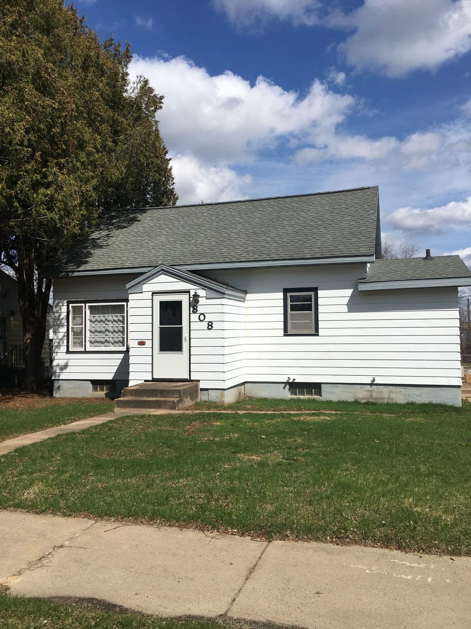 Tiny 2 bedroom on the outskirts of downtown Chisholm. 