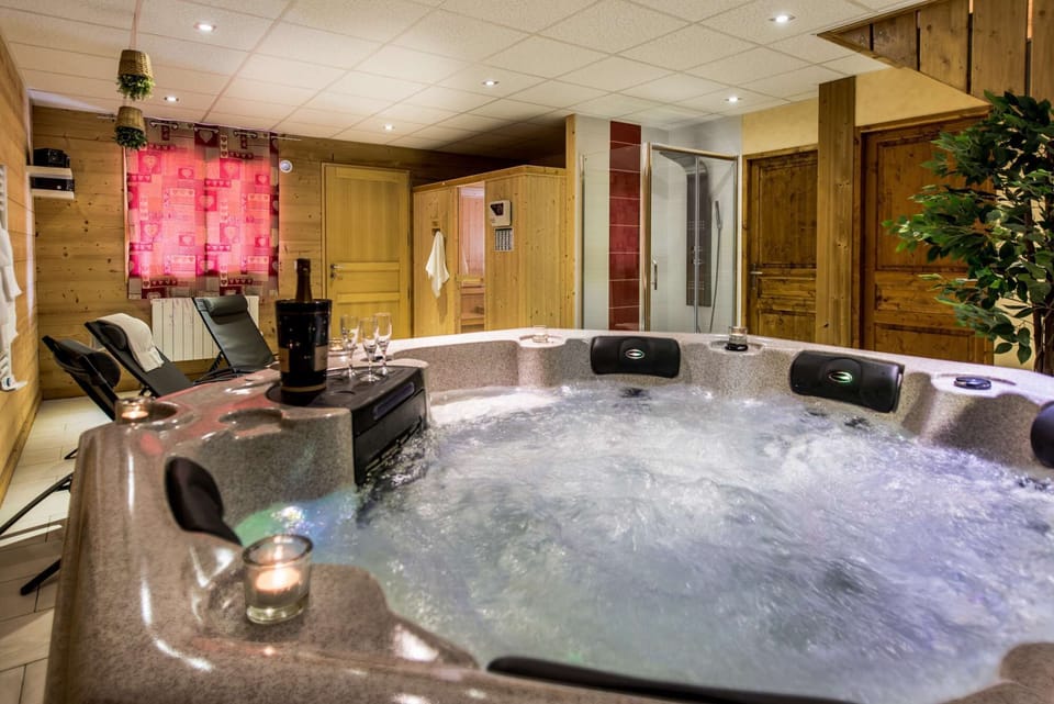 Wellness area with hot tub and sauna in chalets Lacuzon