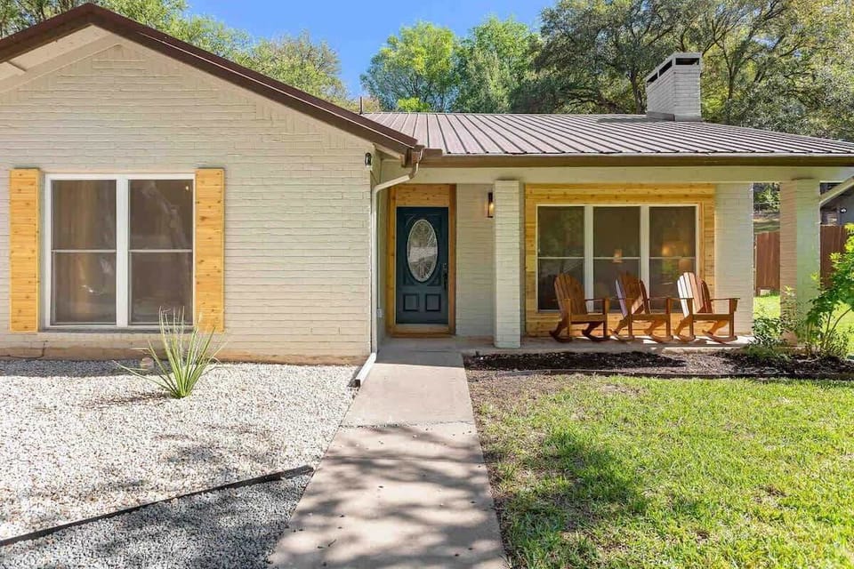Simple and relaxed feel from the entrance. Wooden rocking chairs on the front porch allow you to enjoy cool evenings in chill mode.