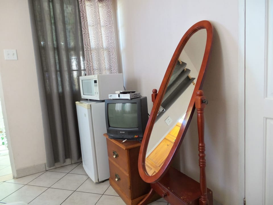 Comfort Single Room | Iron/ironing board, WiFi (free), bed sheets