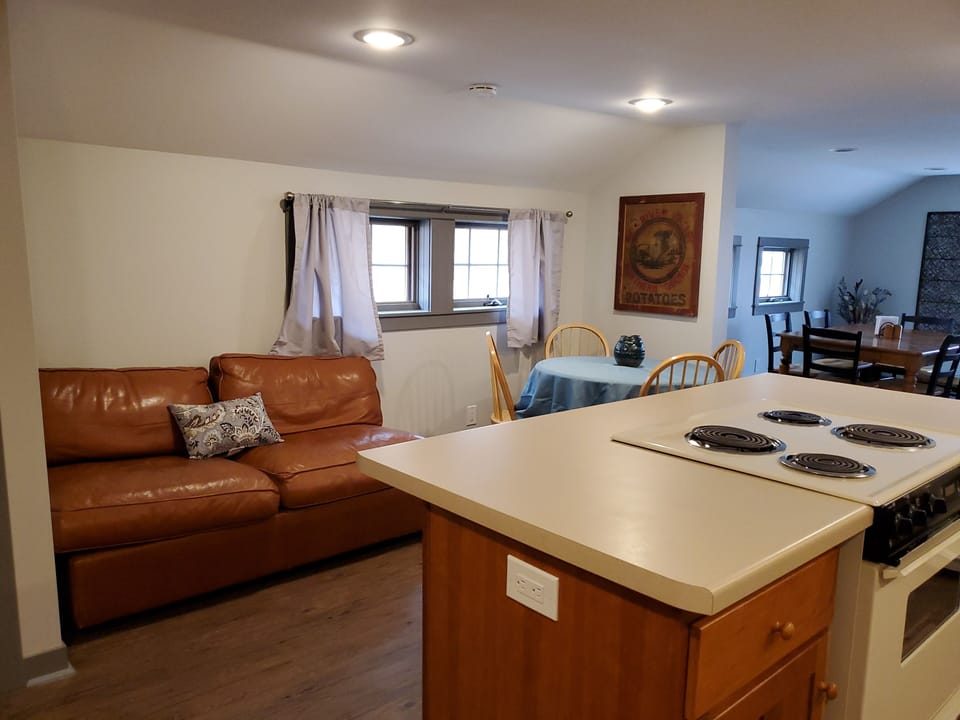Breakfast nook and extra seating when hanging out in the kitchen. Don't we all?