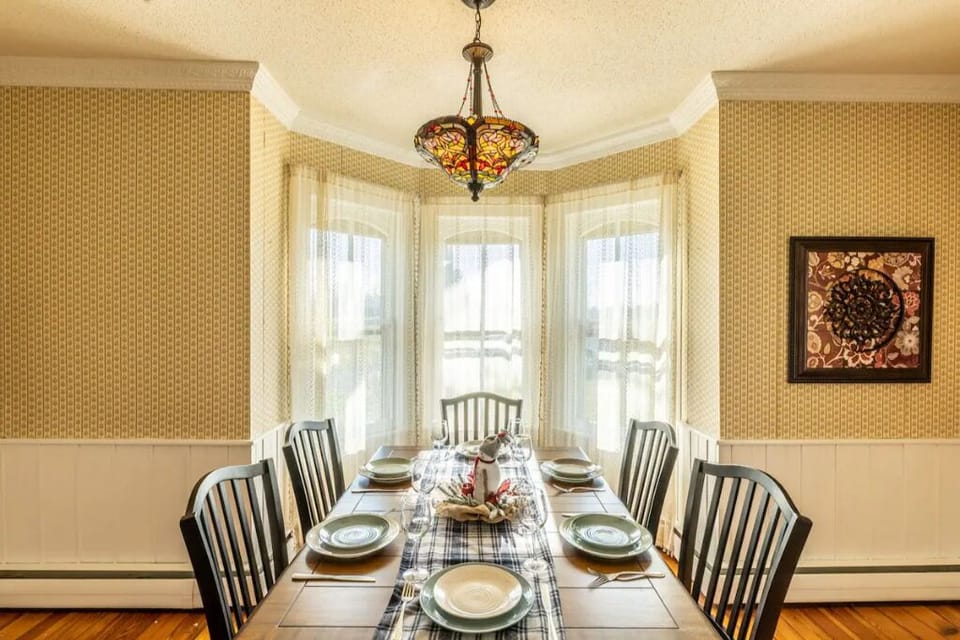 Serve your delicious meals easily at the lovely dining table.