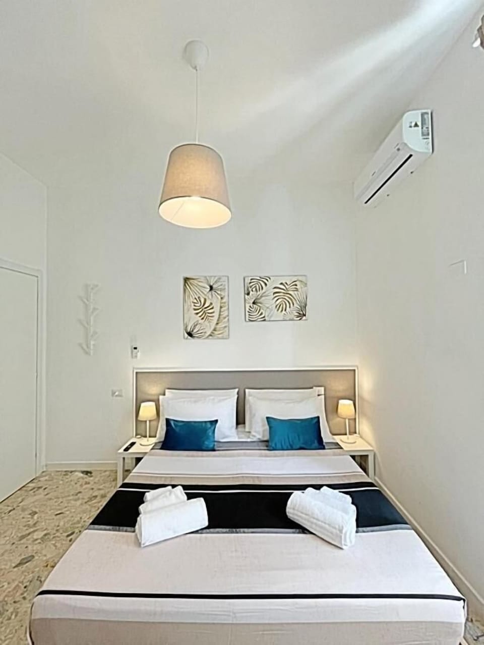 Deluxe Room, 1 Queen Bed, Non Smoking, Shared Bathroom | Frette Italian sheets, premium bedding, down comforters