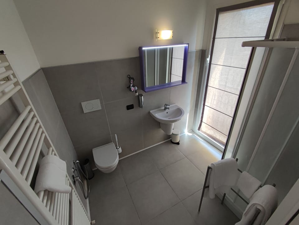 Superior Double Room | Bathroom | Shower, hair dryer, slippers, towels
