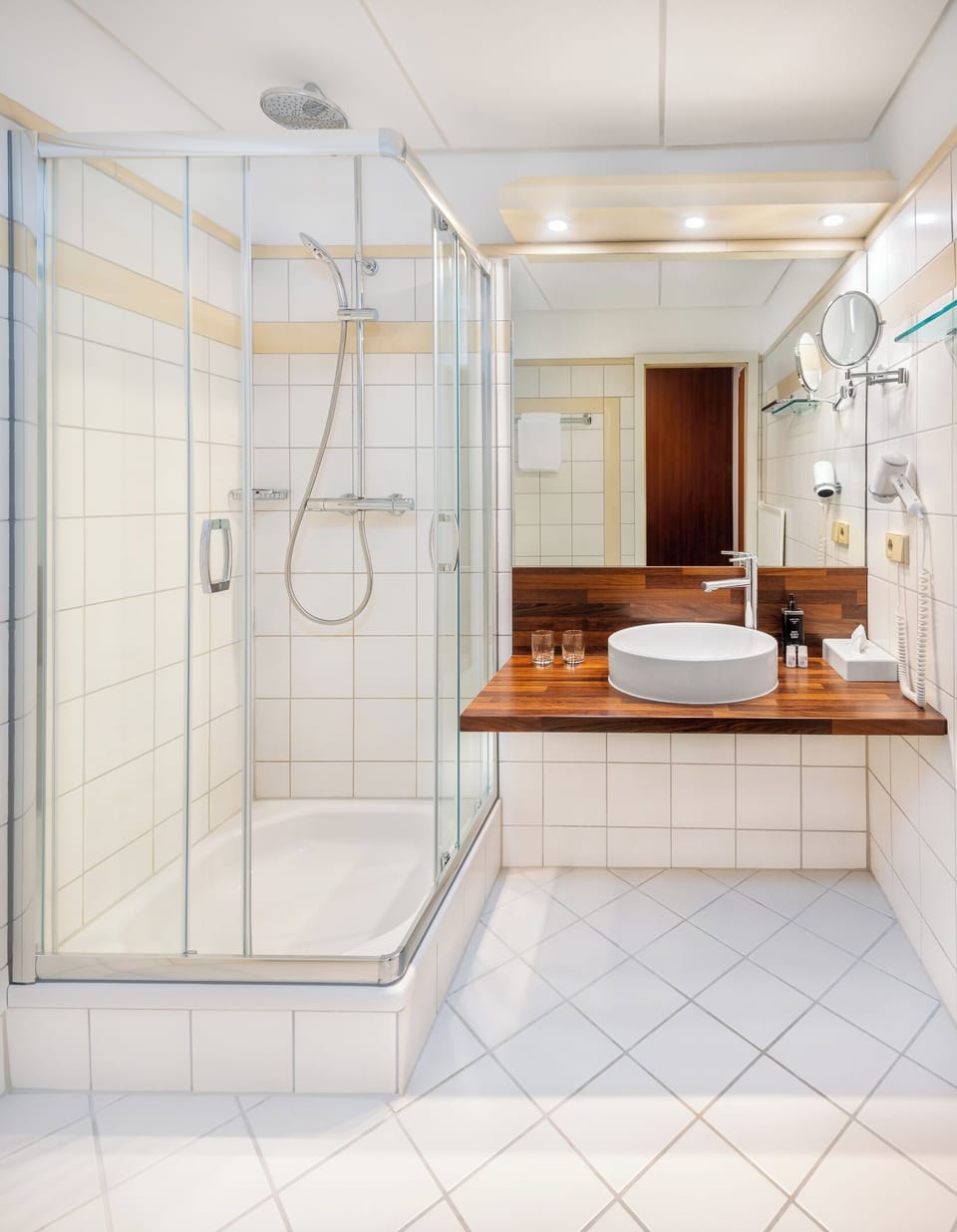 Business Double Room | Bathroom | Eco-friendly toiletries, hair dryer, towels