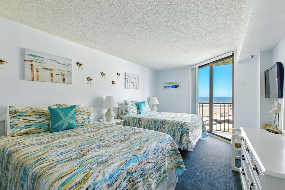 Bedroom with breathtaking views and 2 queen beds