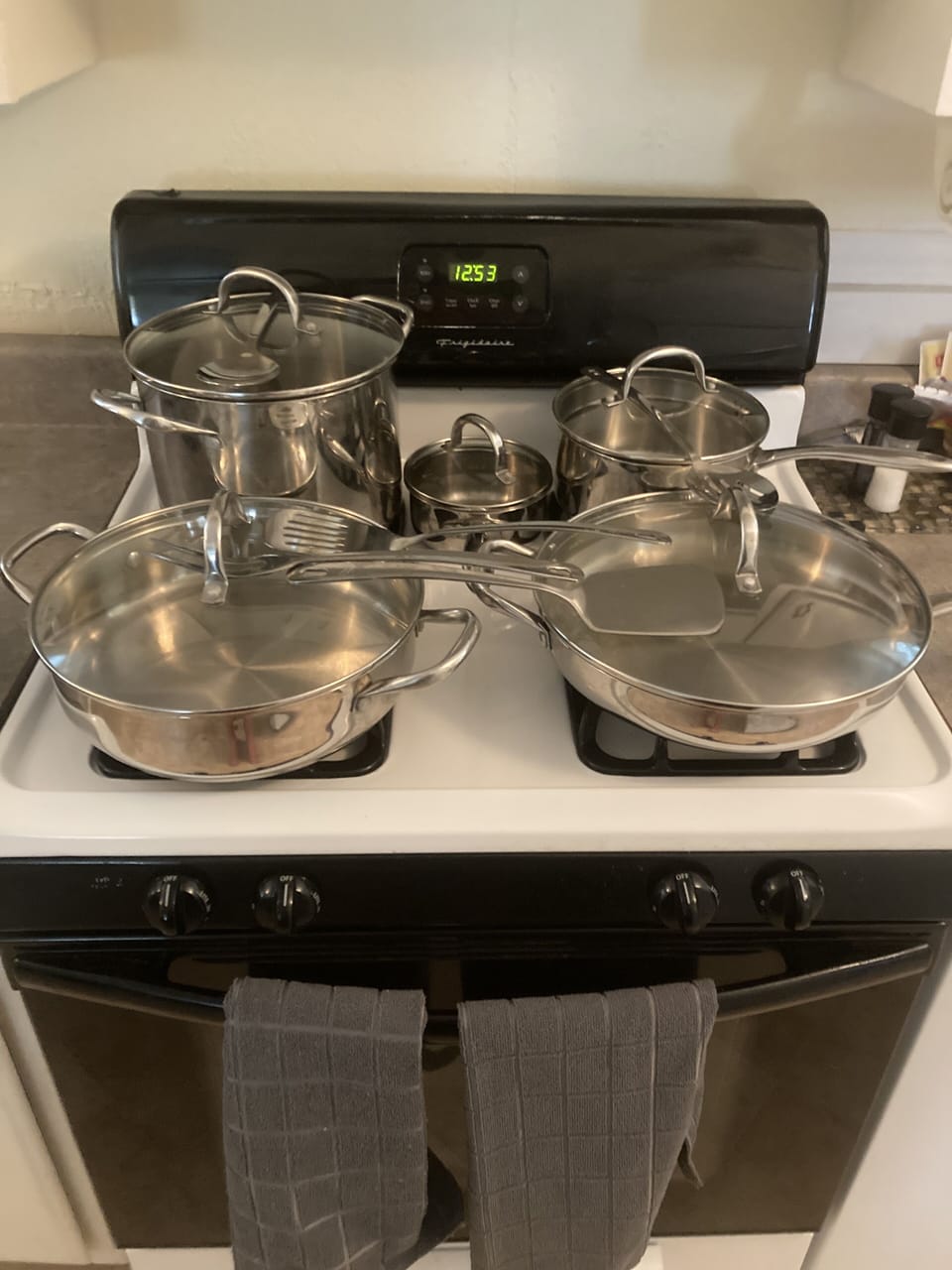 Matching Wolfgang Puck pots and pans.  Natural Gas oven/Range. 