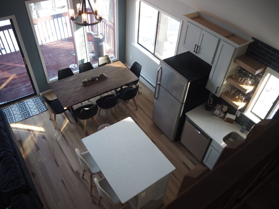 Kitchen/dining with seating for 10