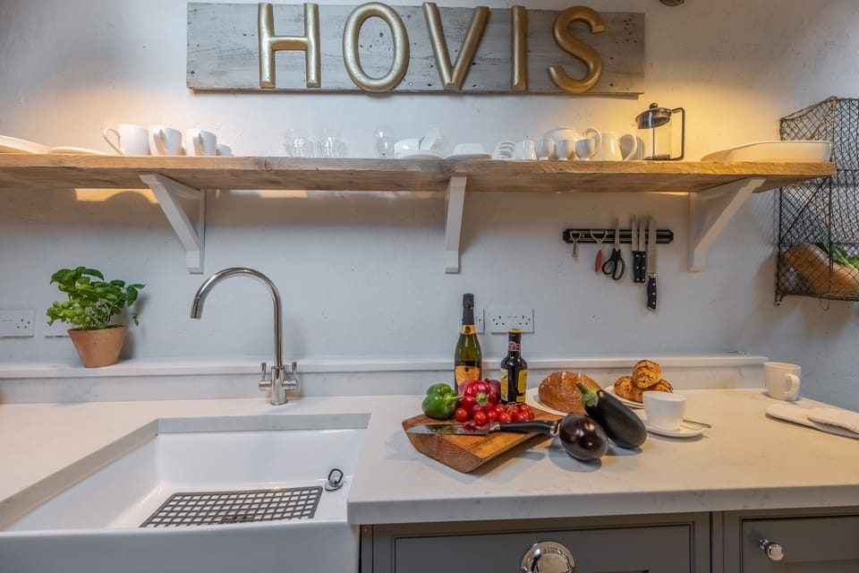 Ground floor: Well-equipped kitchen