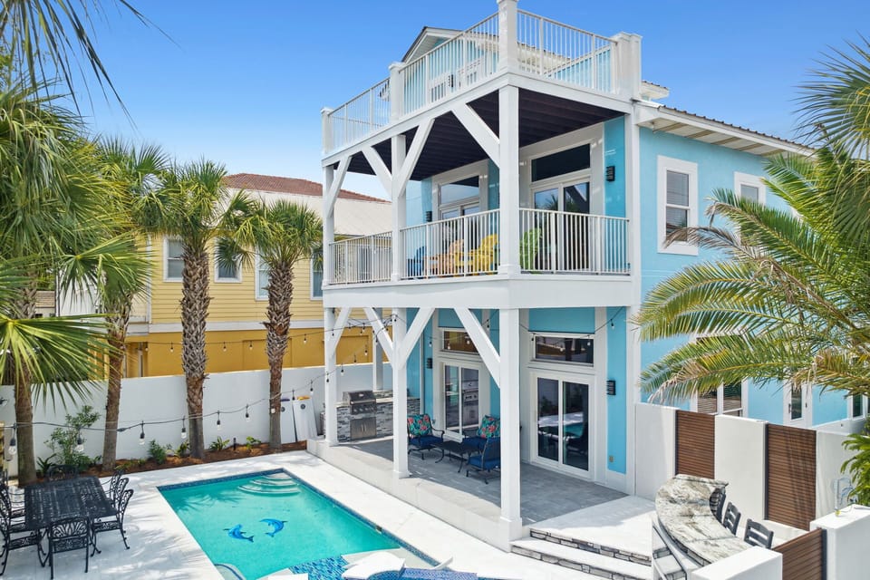Spacious Outdoor Sunning, Cooking, Dining, Swimming, Lounging 