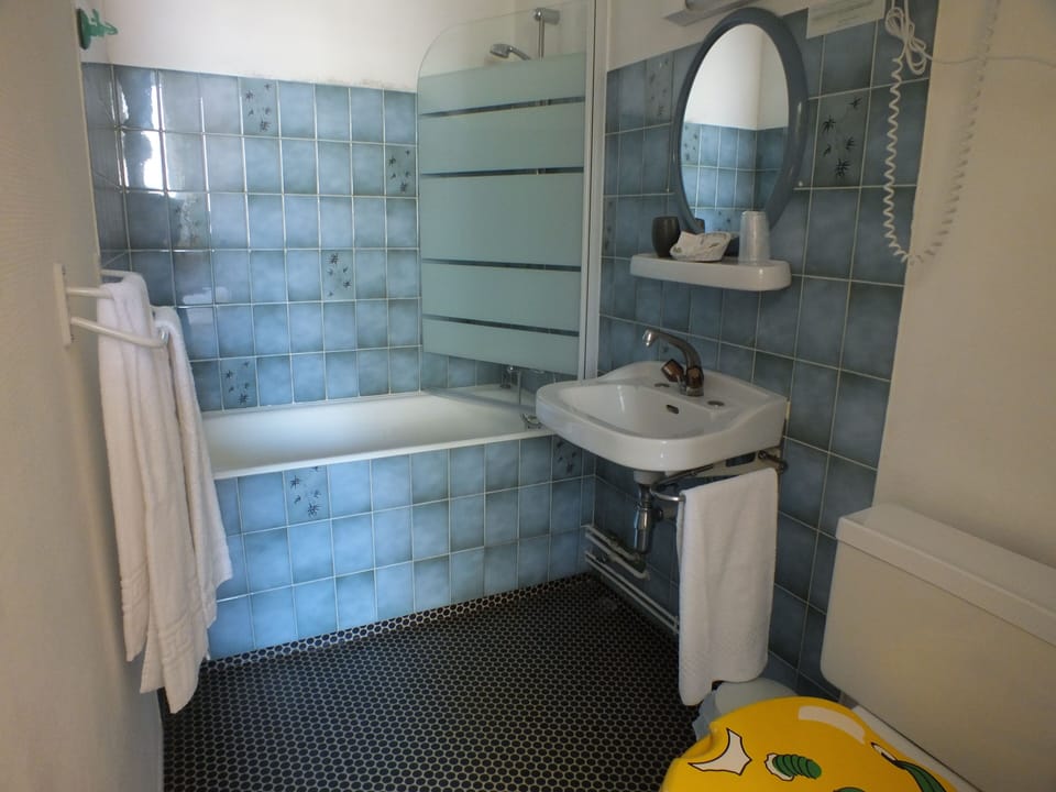 Standard Double Room | Bathroom | Towels