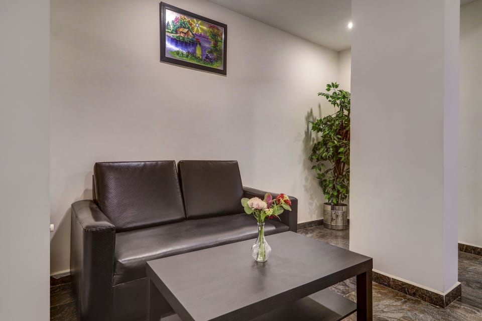 Business Suite, 1 Bedroom | Living area