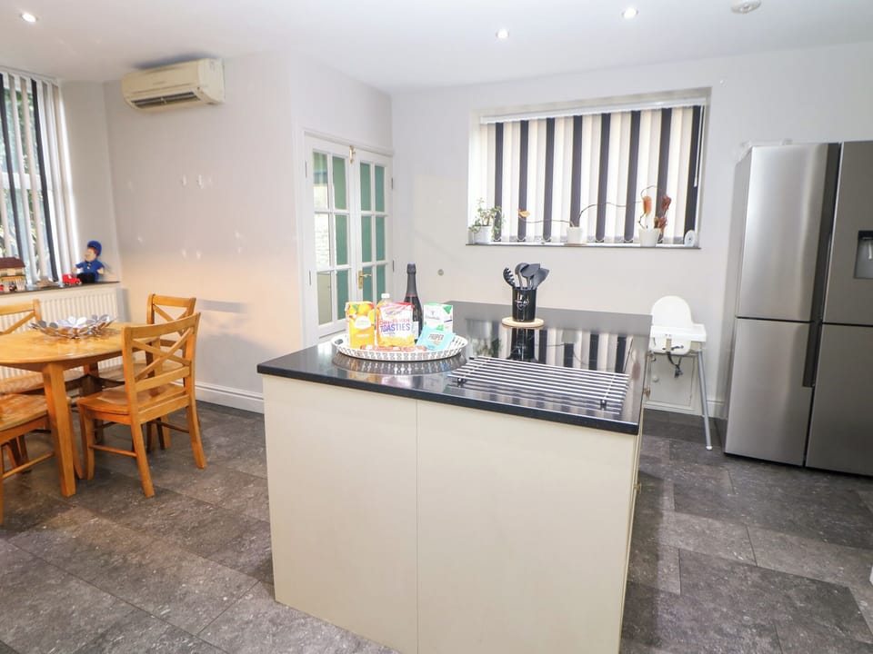 Cottage | Dining