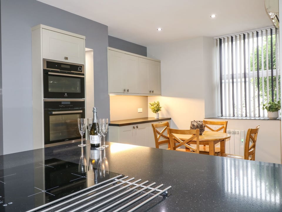 Cottage | Private kitchen | Fridge, dishwasher, electric kettle, toaster