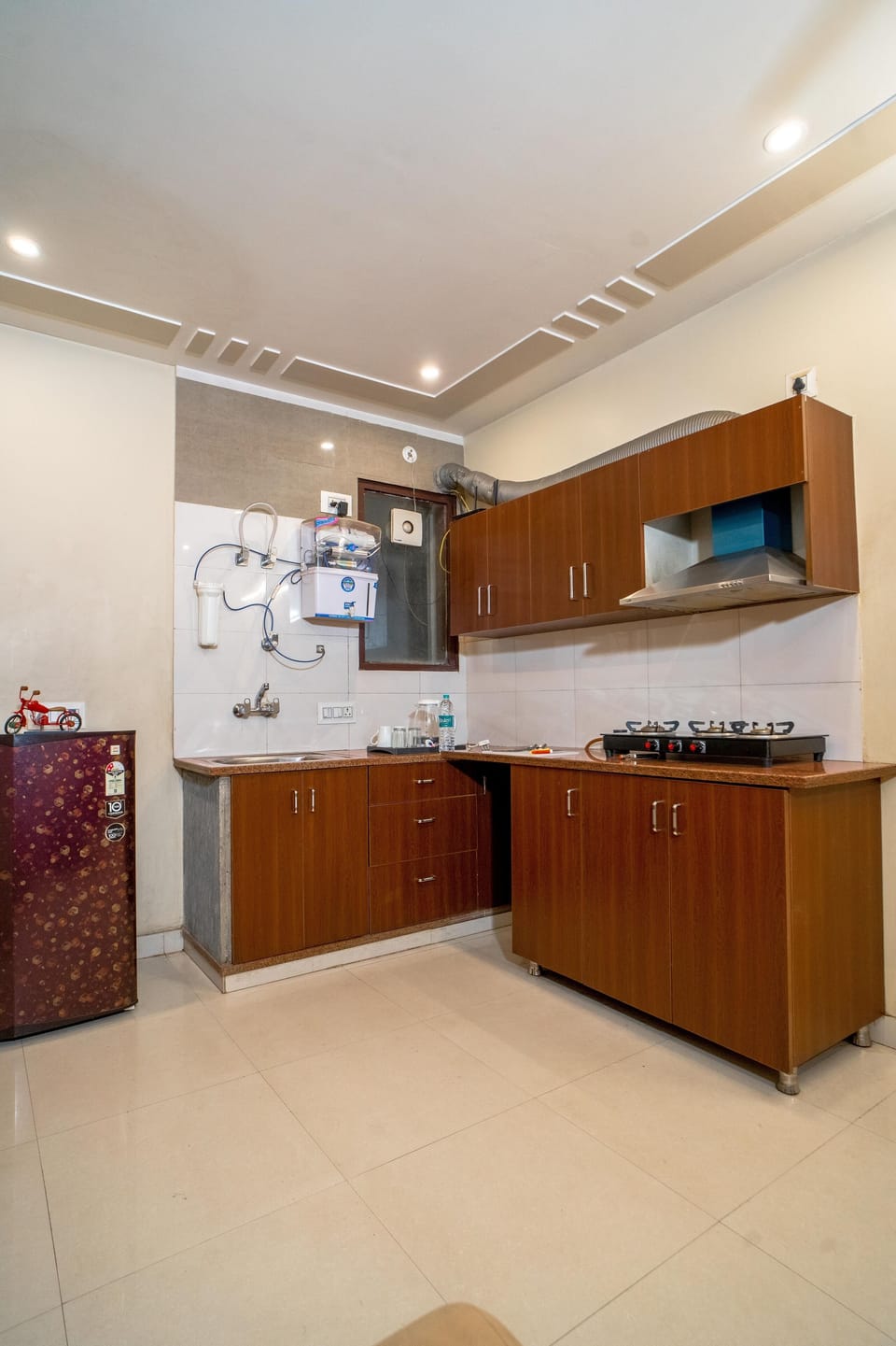 Deluxe Apartment | Private kitchen | Full-size fridge, microwave, stovetop, electric kettle