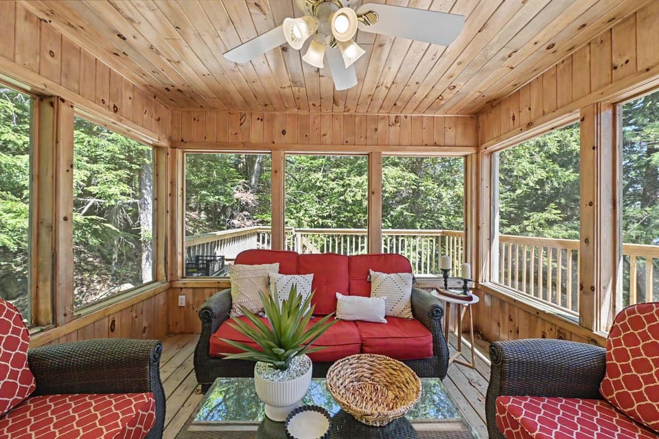 Experience Tranquility and Serenity in the Enchanting Muskoka Room