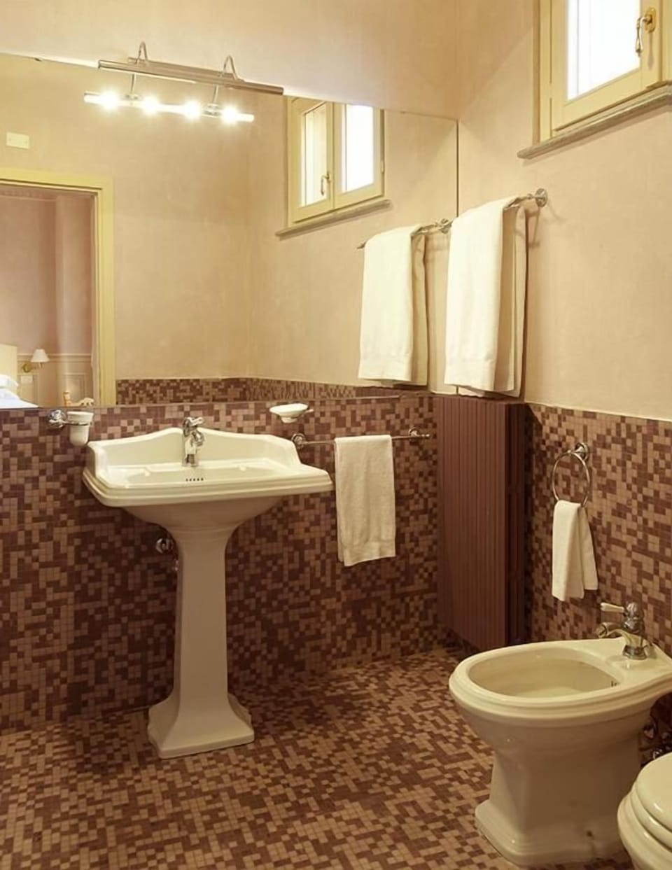 Classic Double or Twin Room | Bathroom | Shower, rainfall showerhead, free toiletries, hair dryer